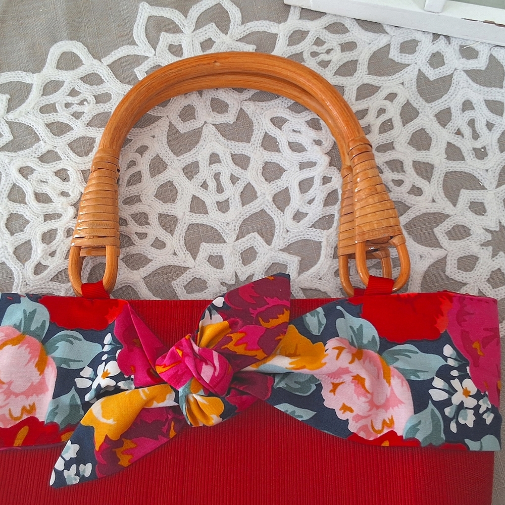 Red Flowered Wooden Handle Purse - Picture 3 of 7